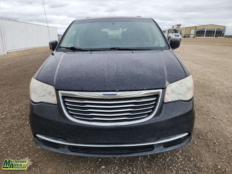 2013-chrysler-town-&-country-image-9