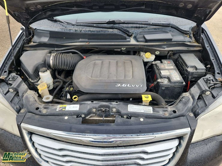 2013-chrysler-town-&-country-image-27