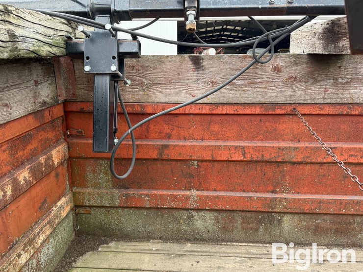 hawkins-12-row-corn-head-crop-sweeper/reel-image-15
