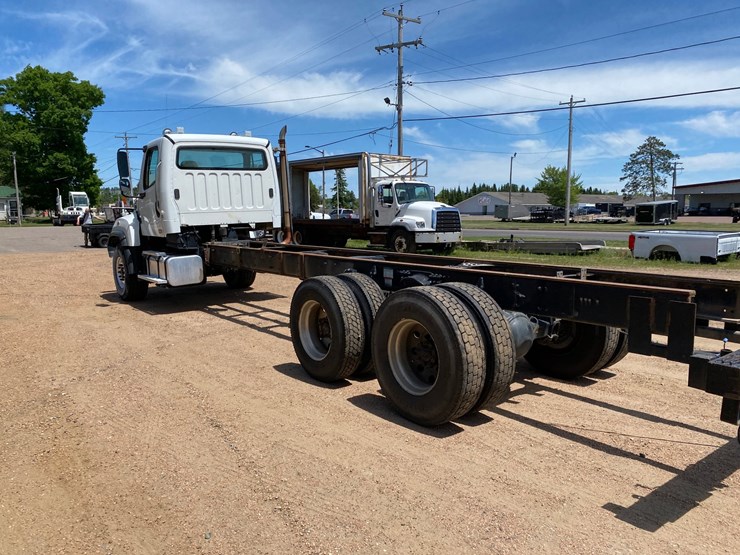 2013-freightliner-114sd-image-9