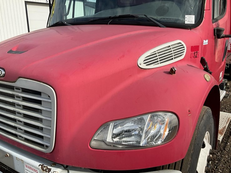 2005-freightliner-m2-106-image-21