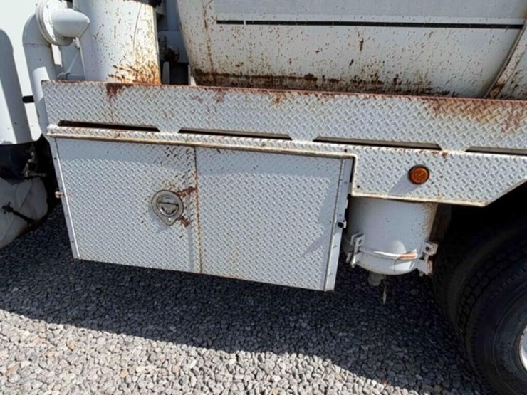 1992-peterbilt-379-image-10