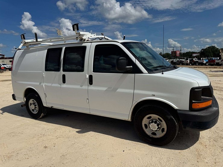 2013-chevrolet-express-g2500-image-2