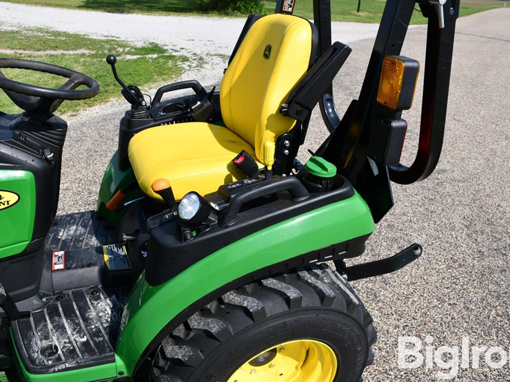 2025-john-deere-2025r-image-16