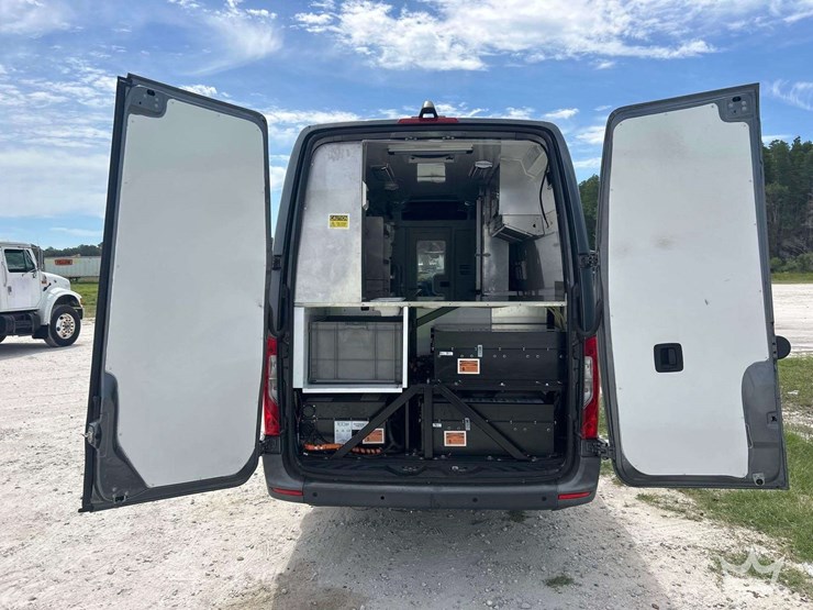 2021-mercedes-benz-sprinter-4500-image-26