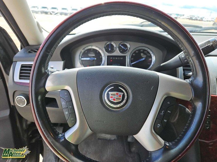 2010-cadillac-escalade-image-21