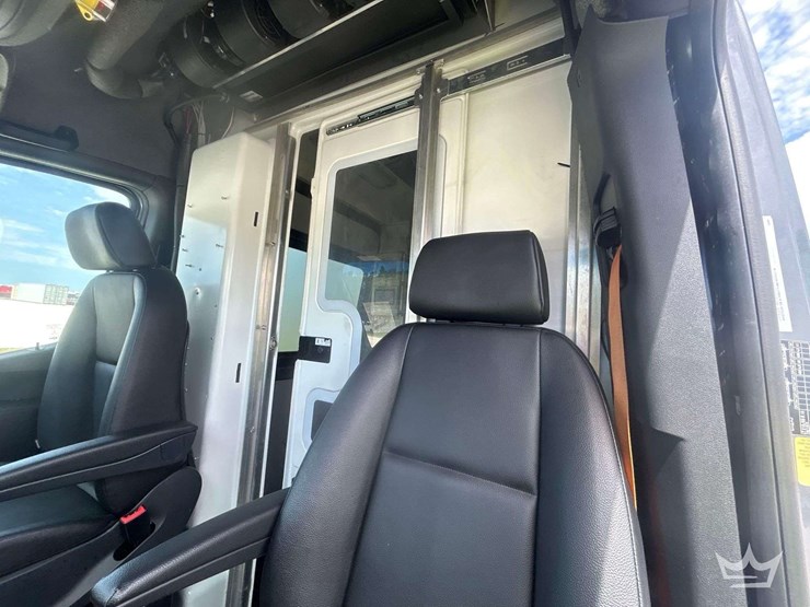 2021-mercedes-benz-sprinter-4500-image-15
