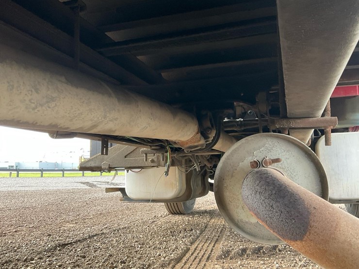 2005-freightliner-m2-106-image-22