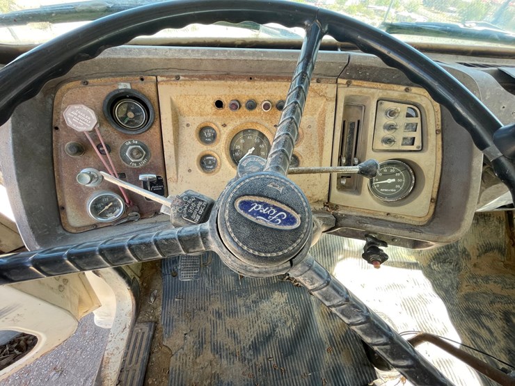 1983-ford-8000-image-32