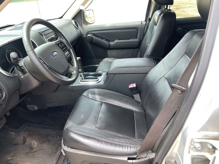 2010-ford-explorer-image-10