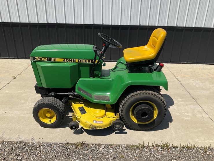 john-deere-332-image-2