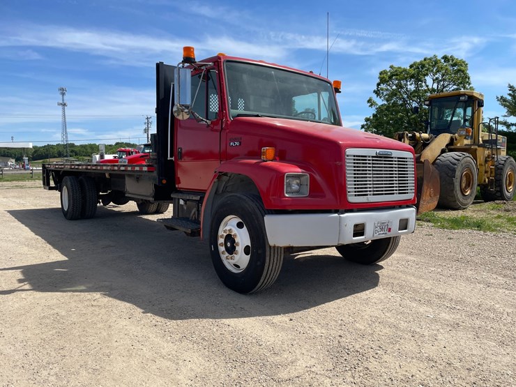 2001-freightliner-fl70-image-3