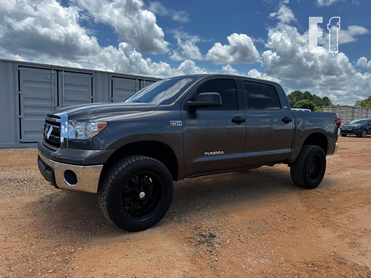 2011-toyota-tundra-image-1