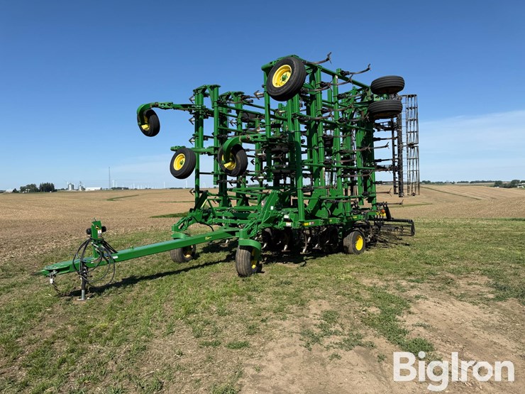 2014-john-deere-2210-image-1