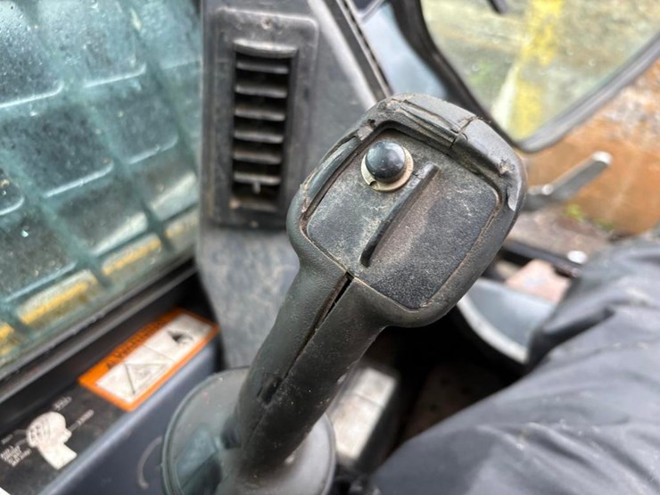 deere-320e-image-17