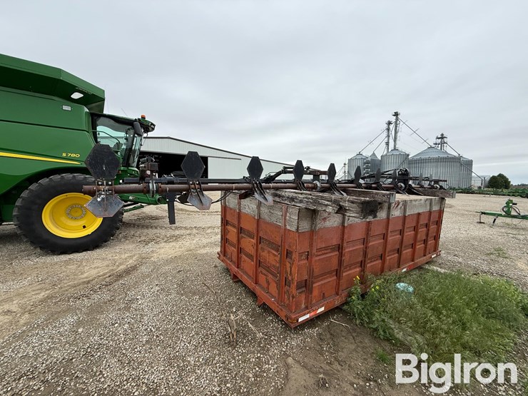 hawkins-12-row-corn-head-crop-sweeper/reel-image-3