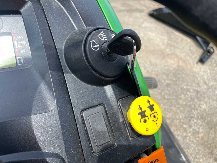 2021-john-deere-x350-image-23