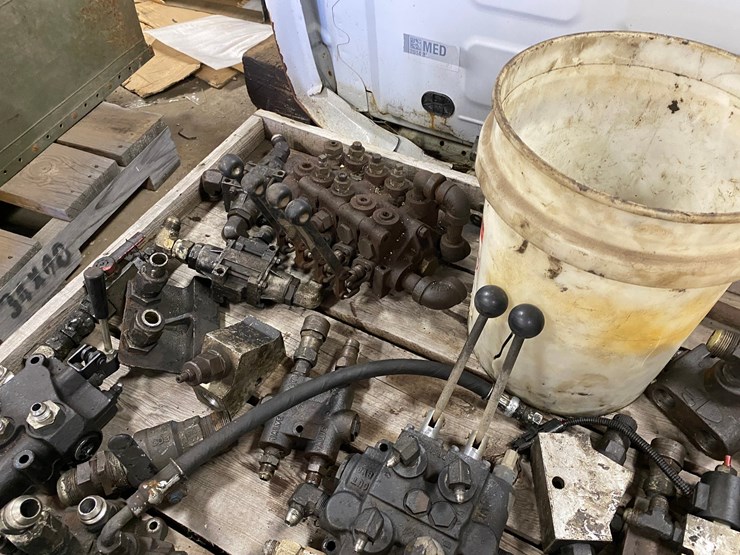 #7516-•-pallet-of-various-hydraulic-control-valves-(antigo,-wi)-image-11