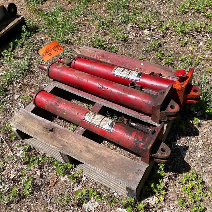 #7434 • (3) Hydraulic Long Ram Jacks (Antigo, WI)