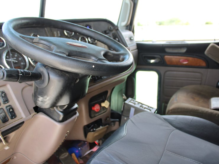 2010-peterbilt-386-image-9