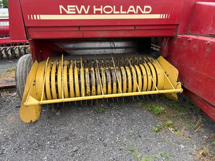 new-holland-326-image-2
