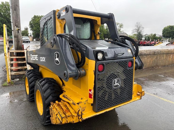 deere-320e-image-6