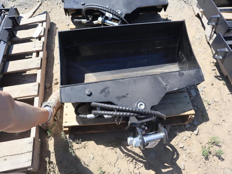 tpm-32"-hydraulic-tilt-bucket-image-2