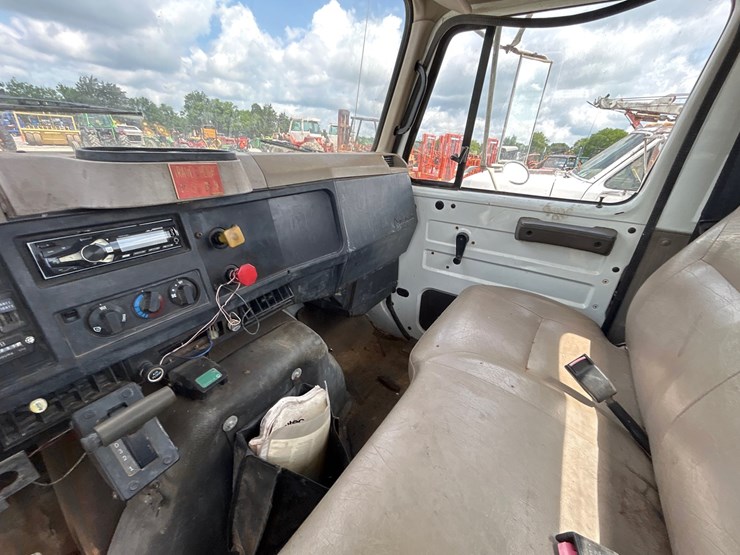 2001-international-4700-image-11