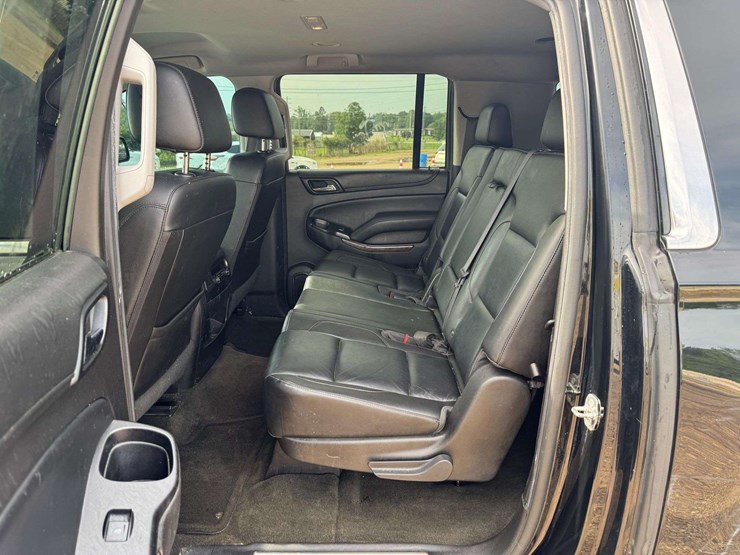 2016-chevrolet-suburban-1500-image-18