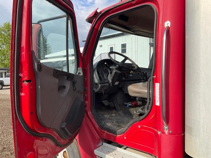 2005-freightliner-m2-106-image-31