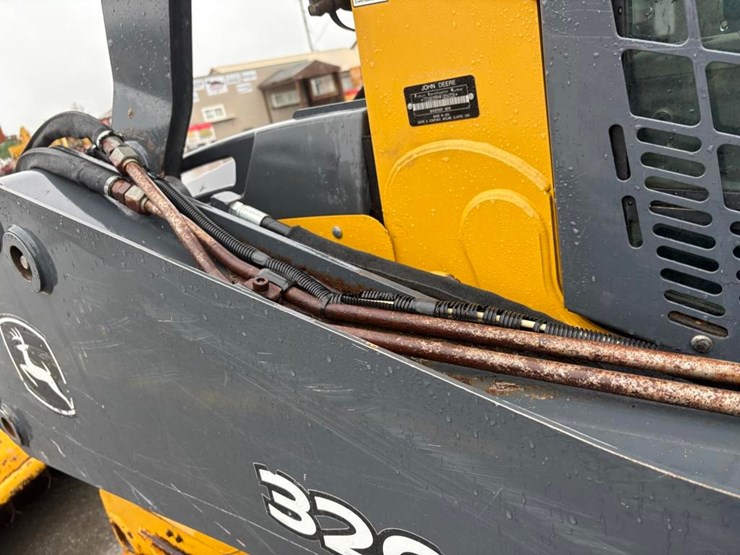 deere-320e-image-10