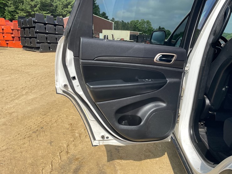 2017-jeep-grand-cherokee-laredo-image-37