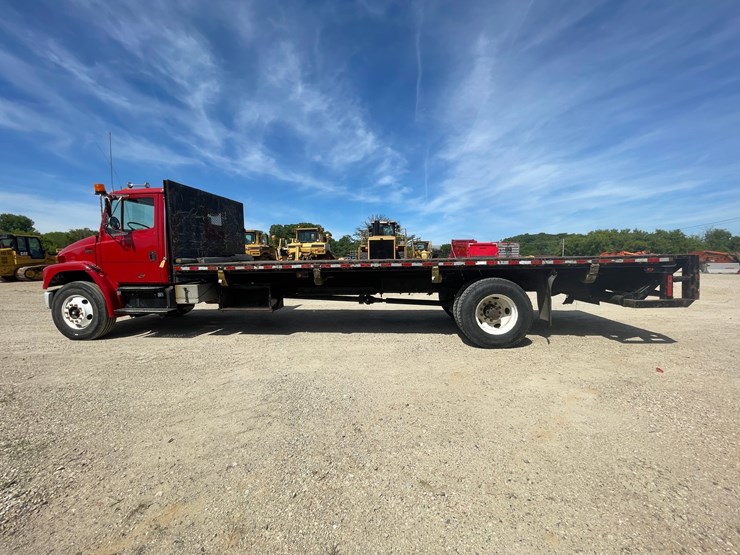 2001-freightliner-fl70-image-8