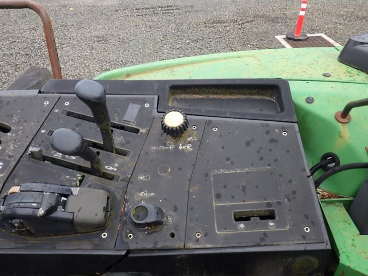john-deere-210-image-40