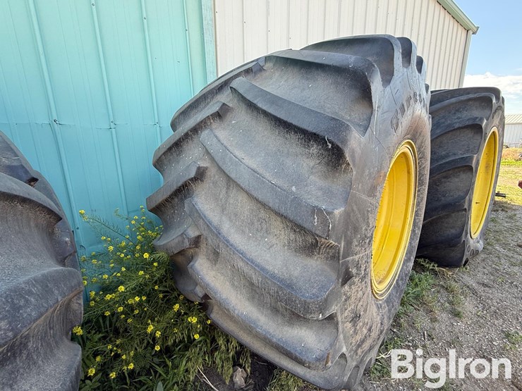 firestone-1250/45-32-tire-&-rim-image-3