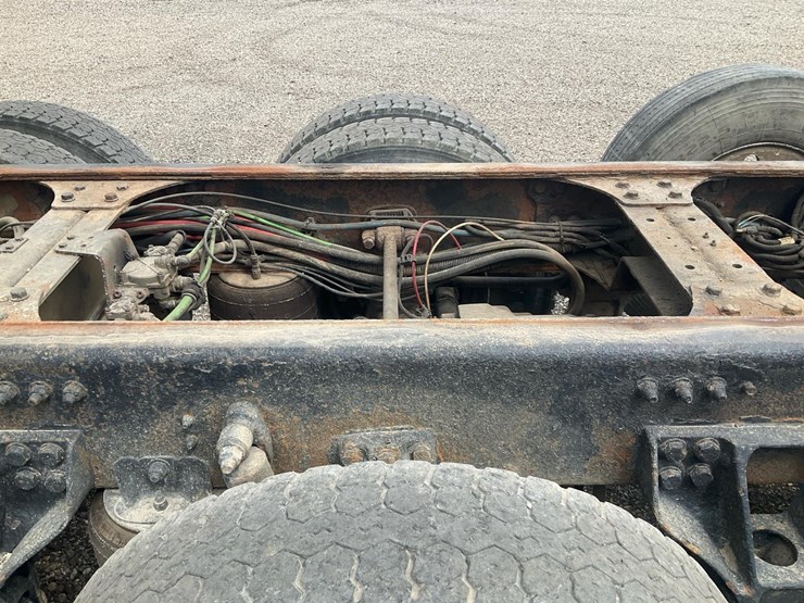 2010-freightliner-m2-106-image-63
