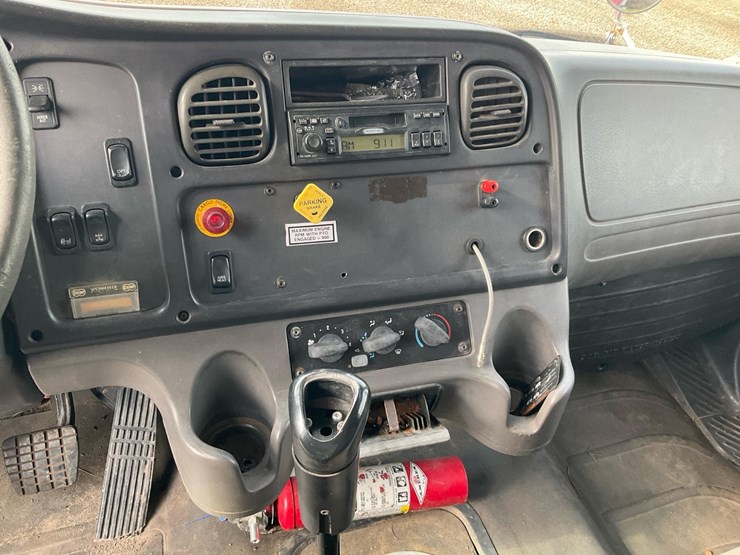 2005-freightliner-m2-106-image-36