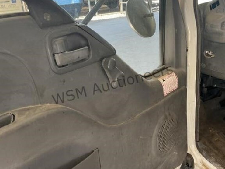 2001-isuzu-npr-image-22