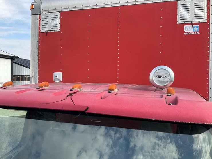 2005-freightliner-m2-106-image-32