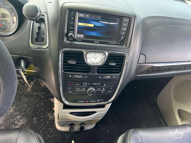 2014-chrysler-town-&-country-image-15