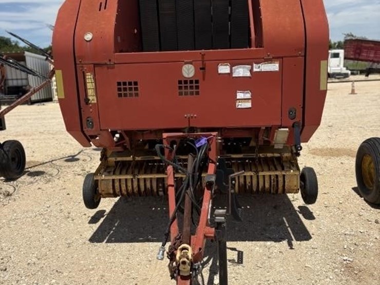 new-holland-br750-image-3
