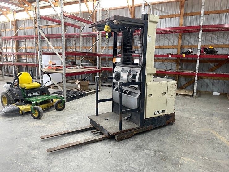 #301-•-1982-crown-electric-order-picker-image-1