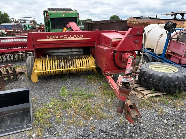 new-holland-326-image-1