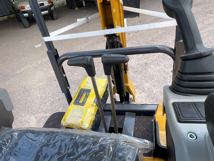 #2662-•-unused-cfg-mini-excavator-image-35