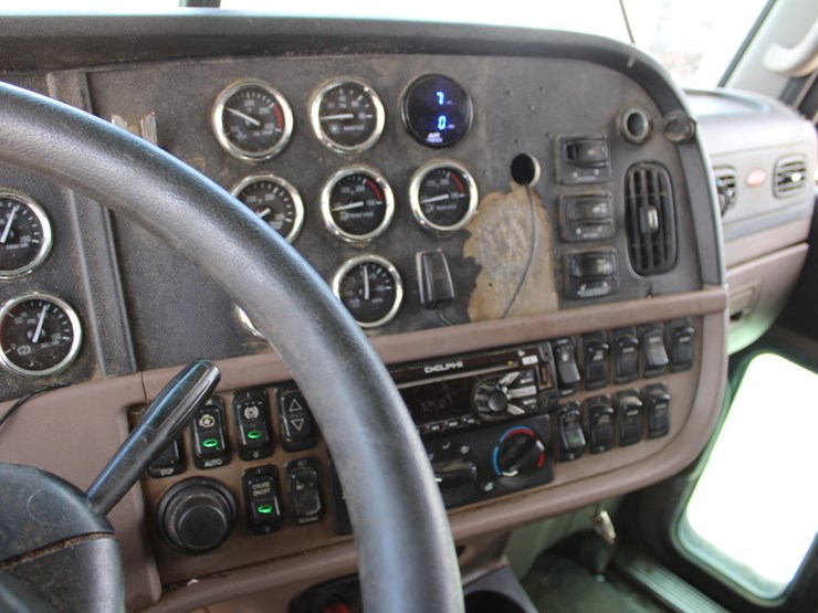 2010-peterbilt-386-image-11