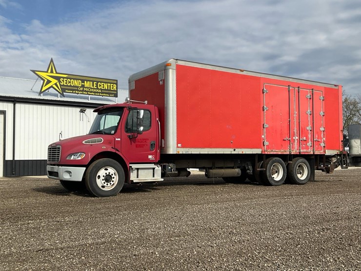 2005-freightliner-m2-106-image-1