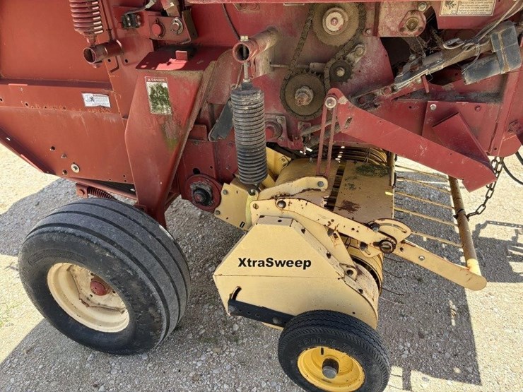 new-holland-br750-image-10