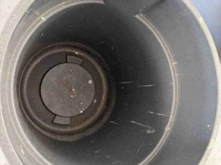 40-gallon-plastic-trash-can-image-2