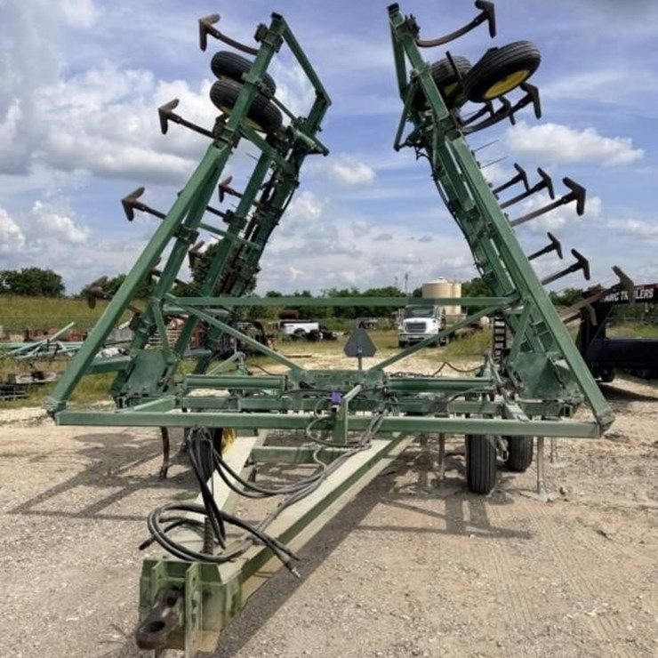 JOHN DEERE 610