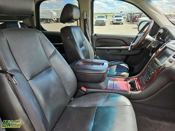 2010-cadillac-escalade-image-20